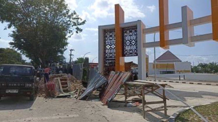 Halte Bus TMP Dibongkar Terkait Menghalangi Pintu Masuk Riau Creative Hub (RCH) Arifin Achmad 
