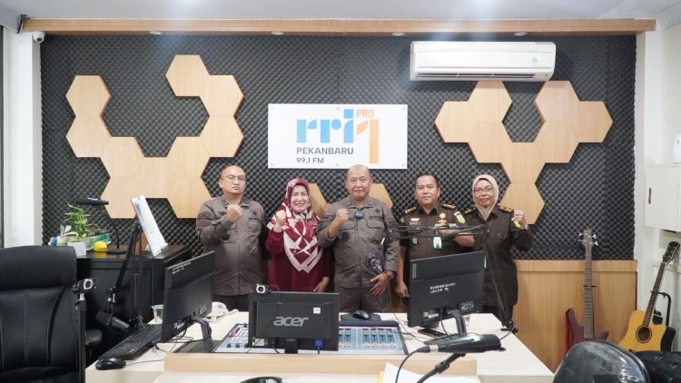 Wakil Kepala Kejaksaan Tinggi Riau Menjadi Narasumber Pada Kegiatan Dialog Interaktif Jaksa Menyapa di RRI Pekanbaru