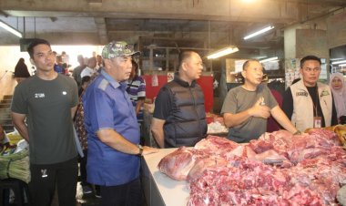 Dandim 0301/Pbr dampingi Danrem 031/WB Tinjau Harga Sembako di Pasar