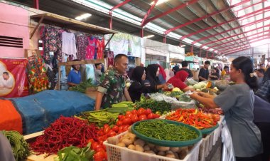 Babinsa Kodim 0301/Pbr Monitoring Harga Sembako di Pasar Pagi Arengka