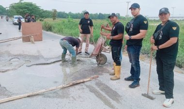PW KOTI PP Riau Melakukan Aksi Sosial Dengan Melakukan Perbaikan Jalan Yang Berlubang