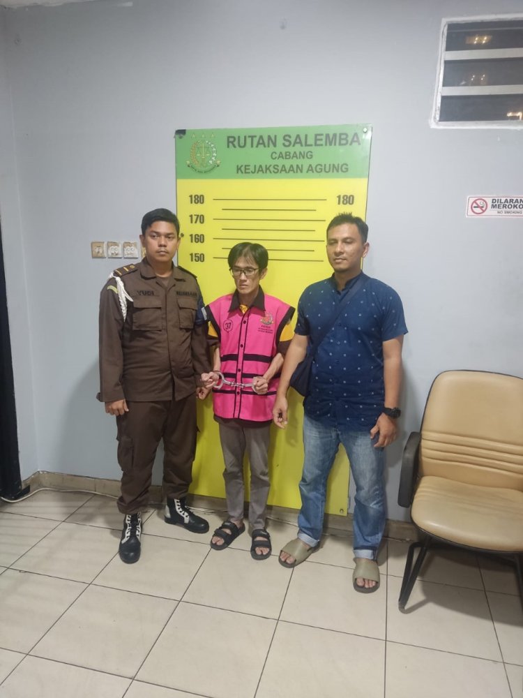 Tim Penyidik Menahan Tersangka RD  Selaku Direktur PT SMIP  dalam Perkara Impor Gula PT SMIP