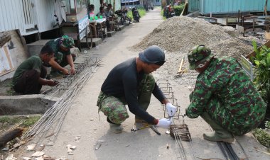 Lanjut Rehab RTLH, Satgas Pra TMMD ke 120 Kodim 0301 Pekanbaru Dibantu Warga Pasang Papan Mal dan Rakit Besi