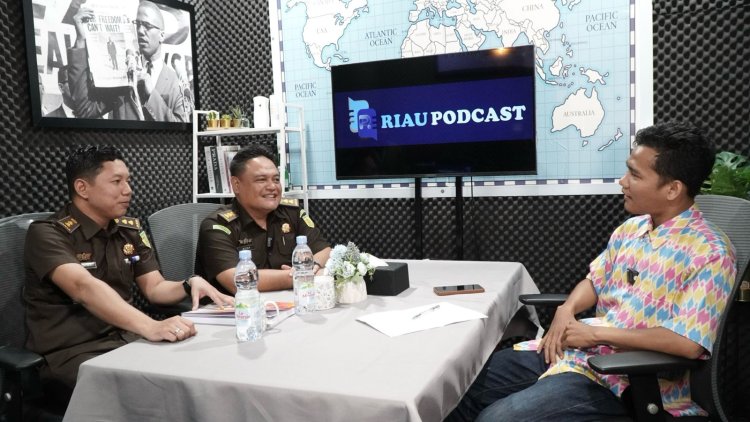 Koordinator Bidang Perdata dan Tata Usaha Negara Kejaksaan Tinggi Riau Menjadi Narasumber Dalam Acara Podcast Riau Park TV