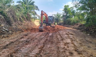 Excavator Maksimalkan Pekerjaan Jalan Koramil di Giat Pra TMMD