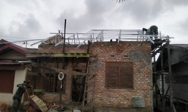 Pemasangan Kuda-kuda RTLH Milik Desmi Yantri Dikerjakan Satgas TMMD Bersama Warga