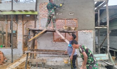 Lanjutkan Pekerjaan Fisik,Satgas TMMD Plester Dinding RTLH Milik Desmiyantri