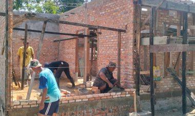 Satgas TMMD Plester Dinding Dalam RTLH Milik Nasrizal