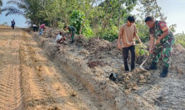 Personil Satgas Bersama Warga Gelar Aksi Hijaukan Negeri Di lokasi TMMD Kodim 0301 Pekanbaru
