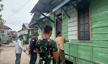 Percantik Bangunan, Satgas TMMD dan Warga Lakukan Pengecatan Rumah 