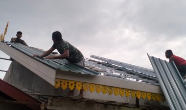 Tim Satgas TMMD, Sertu M. Isak Lakukan Pekerjaan Pemasangan Atap RTLH