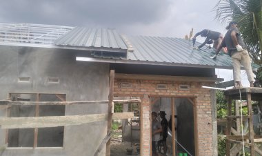 Satgas TMMD Bersama Warga Gotong Royong Guna Pemasangan Atap RTLH