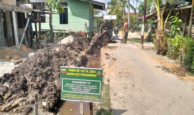 Dibasahi Oleh Peluh Dan Keringat, Satgas TMMD Saling Bekerjasama Gali Drainase Sepanjang 196 Meter