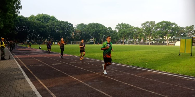 Kababinminvetcad Kodam I/ Bukit Barisan Kolonel Arm Yuwono.S.Sos., M.M., M.Han., M.I.P melaksanakan Test Kesegaran jasmani Periodik I Tahun 2024,