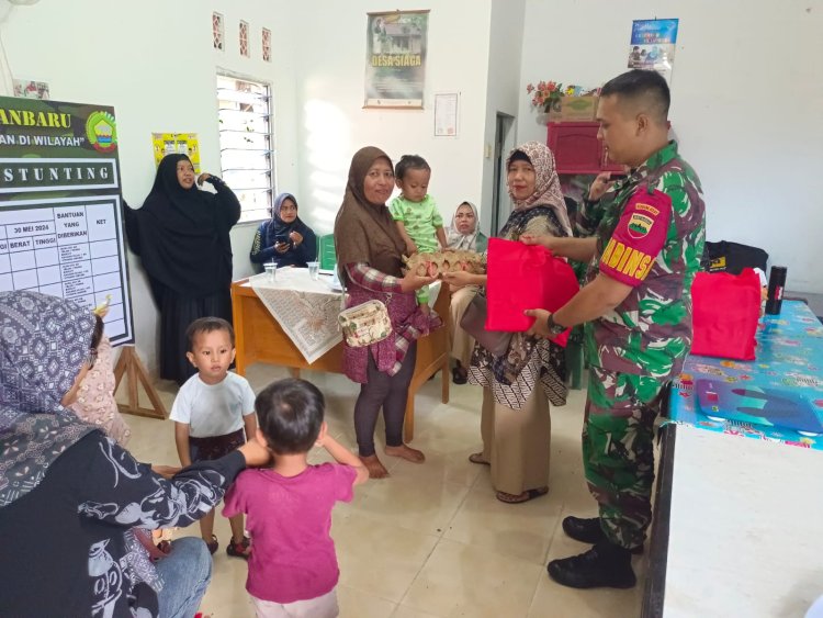 Bagikan Sembako Kepada Anak Stunting, Satgas TMMD Serda Feri Yona Sebut Semoga Bermanfaat 