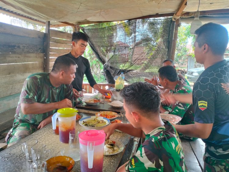 Makan Siang Bersama Cipta Momen Kekompakan Satgas TMMD 