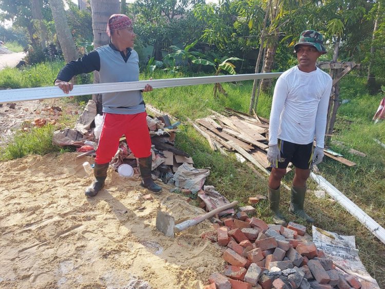 Terus Digesa, Satgas TMMD Serma Afriadi Persiapkan Plesteran dan Pemasangan Kuda-kuda Rumah Nurhayati