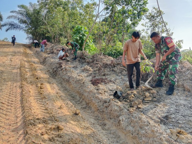 Personil Satgas Bersama Warga Gelar Aksi Hijaukan Negeri Di lokasi TMMD Kodim 0301 Pekanbaru
