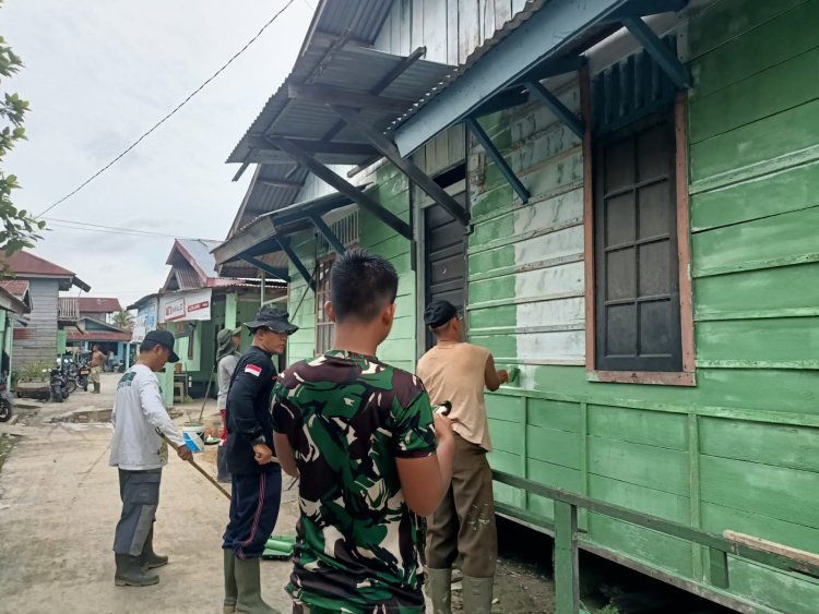 Percantik Bangunan, Satgas TMMD dan Warga Lakukan Pengecatan Rumah 