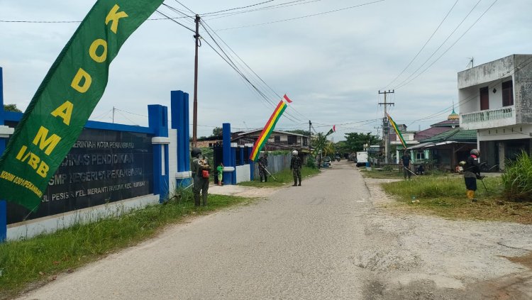 Satgas TMMD Potong Rumput di Sepanjang Jalan Pesisir