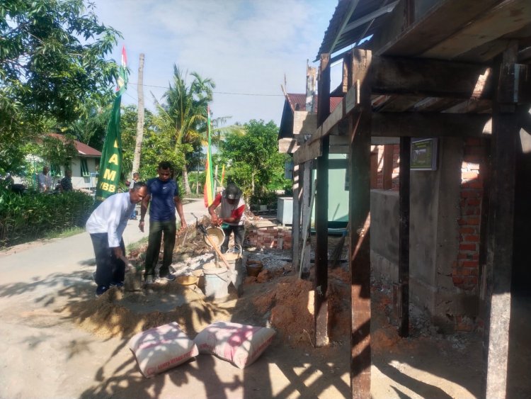 Sertu Harianto Bersama Masyarakat Laksanakan Pengecoran RTLH TMMD Kodim 0301 Pekanbaru