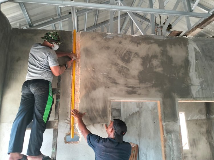 Instalasi Listrik RTLH Bapak Irman Mulai Dikerjakan Satgas TMMD