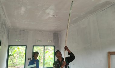 Satgas TMMD Bersama Warga Warnai Putih Lima Unit Rumah Tidak Layak Huni 