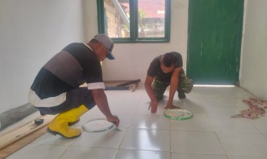 Satgas TMMD Bersama Warga Lakukan Pemasangan Nat pada Rumah Milik Desmiyatri