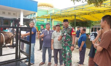 Babinsa Kelurahan LBT Kopda Edo Bayu Monitor Kegiatan Penyembelihan Hewan Kurban di Masjid Al-Hidayah.