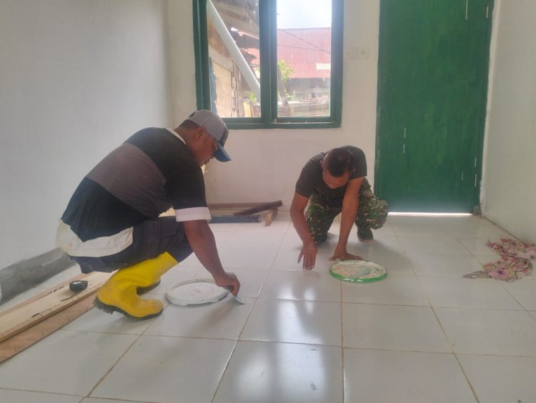 Satgas TMMD Bersama Warga Lakukan Pemasangan Nat pada Rumah Milik Desmiyatri