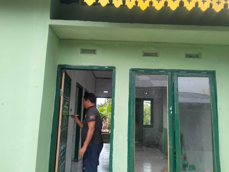 Pintu Rumah RTLH Emifitri Makin Indah dan Rapi Setelah di Cat Satgas TMMD 