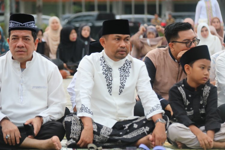 Kasdim 0301 PBR Ikuti Pelaksanaan Sholat Idul Adha 1445 Hijriyah bersama Jajaran Forkompinda Pekanbaru di Halaman MPP 
