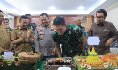 Dandim 0301 PBR Dapat Suprise Kue Ulang Tahun ke 45 Dari Forkompinda Pekanbaru