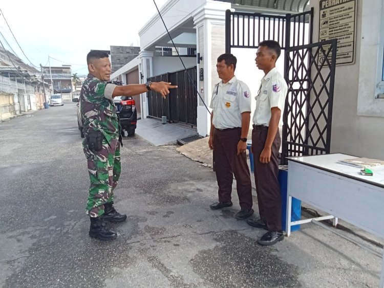 Babinsa Kodim 0301/Pbr Laksanakan Komsos Bersama Security Demi Ciptakan Situasi Aman di Masyarakat