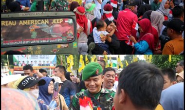 Kodim 0301/Pekanbaru dan Club Riau American Jeep Gelar Aksi Bagi-Bagi Bendera Merah Putih