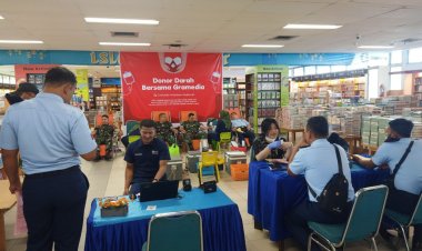 Kepedulian Antar Sesama, Babinsa Koramil 02 Kota Ikut Donor Darah di Gramedia
