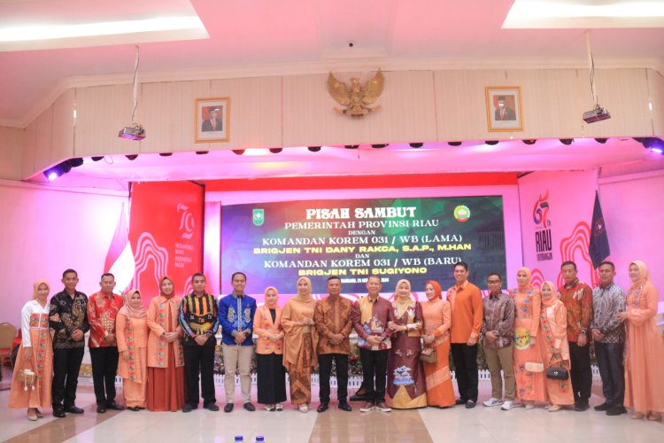 Didampingi Ketua Persit,Dandim 0301/Pbr Hadiri Pisah Sambut Danrem 031/WB Bersama Forkopimda