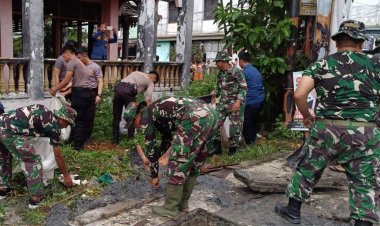 Kodim 0301/Pbr Bersama Polri Laksanakan Karya Bakri Bersihkan Lingkungan