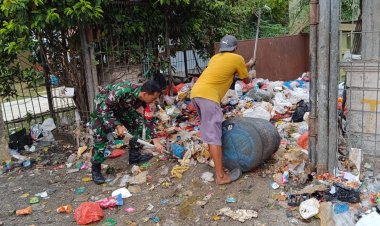 Babinsa Tangkerang Tengah Bersama Petugas Kebersihan Angkut Sampah Wujudkan Lingkungan Bersih
