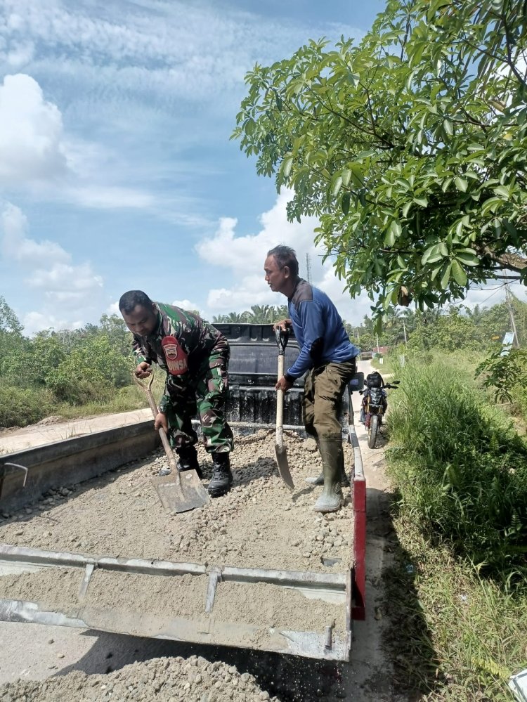 Lakukan Pengecoran Jalan Bersama Warga,Bentuk Kemanunggalan Kodim 0301/Pbr Bersama Warga