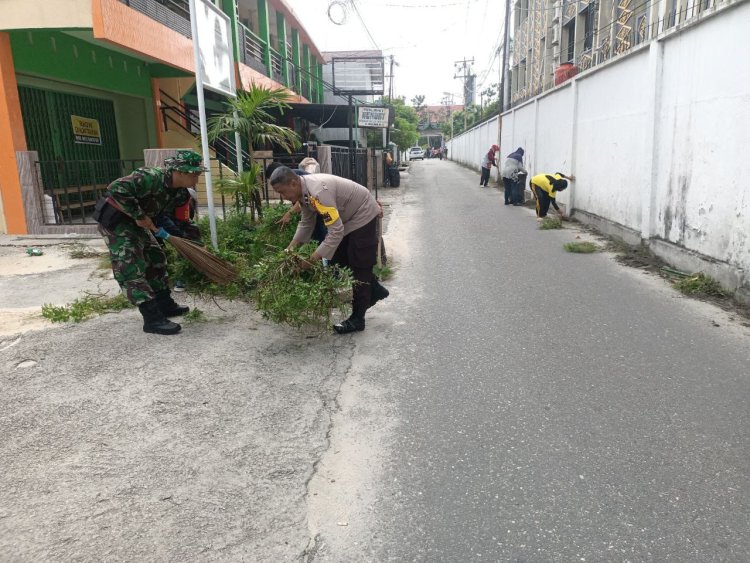 Ciptakan Lingkungan Bersih,Babinsa Kodim 0301/ Pbr Laksanakan Goro Bersama Masyarakat