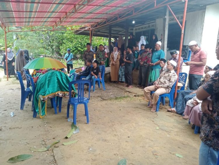 Babinsa Kodim0301/Pbr Melayat Kerumah Duka, Bentuk Hadir TNI di tengah Tengah Masyarakat