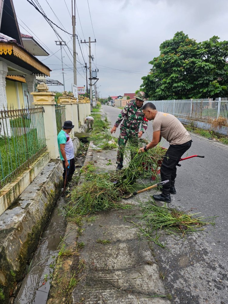 Babinsa Kodim 0301/ Pbr Bersihkan Lingkungan,Bentuk Kolaborasi Hebat Bersama Masyarakat