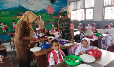 Babinsa Kodim 0301/Pbr Lakukan Pendampingan Pemberian Makan Siang Bergizi