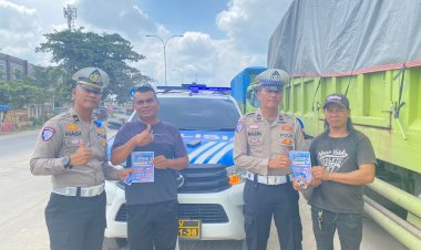 Tekan Lakalantas,Polres Pelalawan Berikan Edukasi Pada Pengguna Jalan Raya