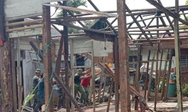 Kodim 0301/Pbr  Bersama Masyarakat Bongkar Rumah Tak Layak Huni