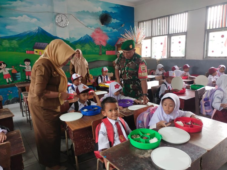 Babinsa Kodim 0301/Pbr Lakukan Pendampingan Pemberian Makan Siang Bergizi