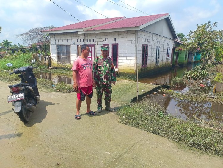 Banjir Surut, Babinsa Kodim 0301/Pekanbaru Tetap Siaga di Rumbai