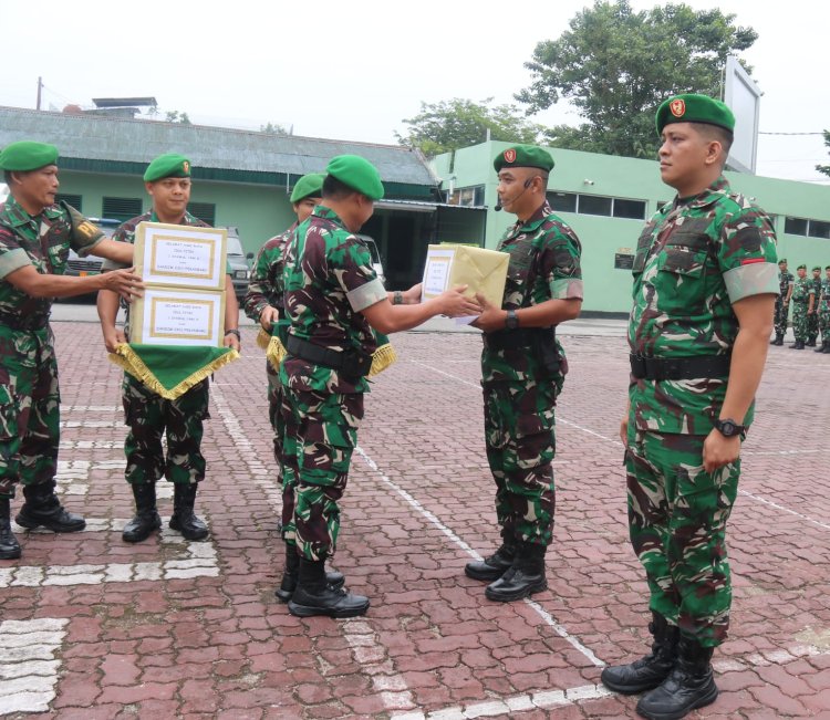 Ciptakan Kebersamaan dan Kehangatan,Kasdim 0301/Pbr  Mewakili Dandim Berbagi Bingkisan Lebaran Kepada Prajurit dan PNS