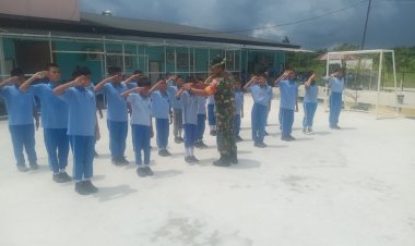 Tumbuhkan Semangat Kebangsaan, Babinsa Latih PBB Siswa di Hari Pertama Sekolah